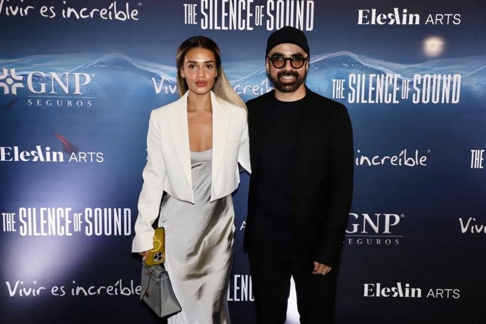 Mario Sandoval y Yahosca Ortiz en la alfombra de 'The Silence Of Sound'.