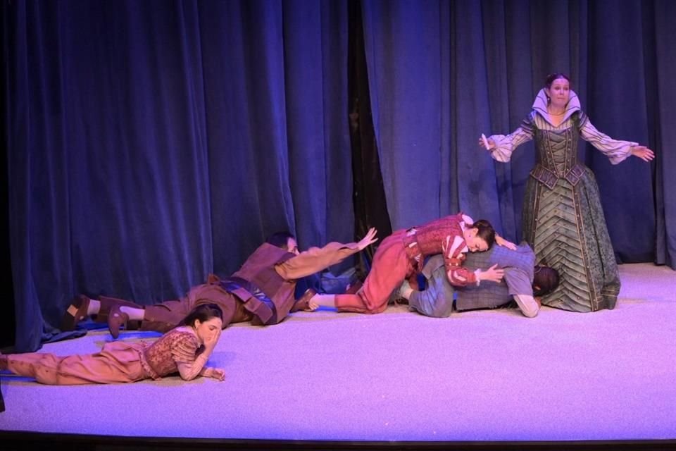 La obra 'Ternura' muestra a un grupo de personas que hacen una guerra de sexos pero al final terminan enamorándose con el paso del tiempo.