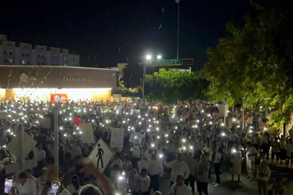 El 20 de marzo pasado policías estatales y cientos de ciudadanos marcharon en la capital de Campeche para exigir la renuncia de Marcela Muñoz como Secretaria de Seguridad.