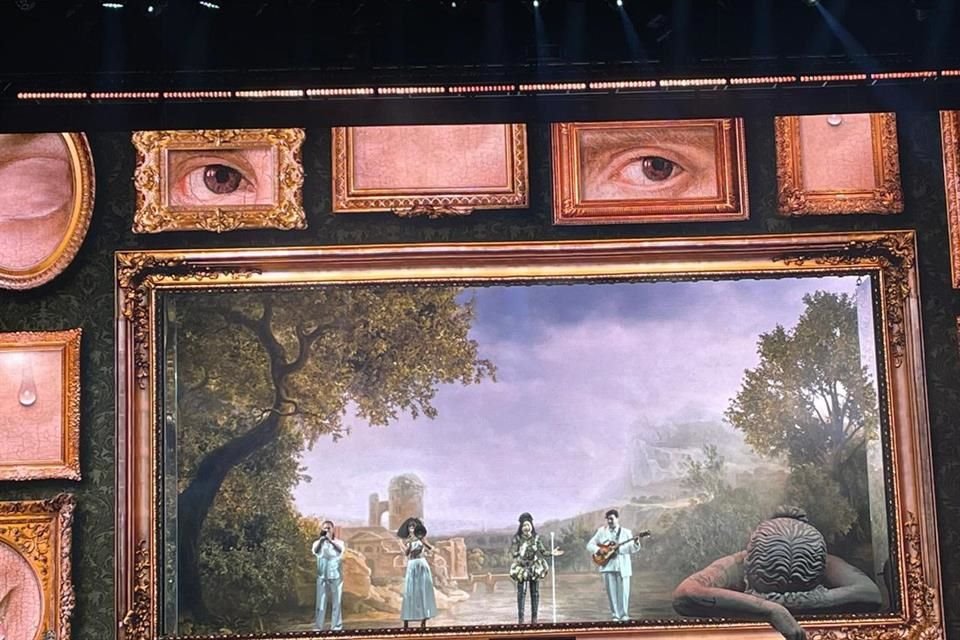 La cantante Mon Laferte convirtió el escenario del Palacio de los Deportes en un museo en su Autopoiética Tour.