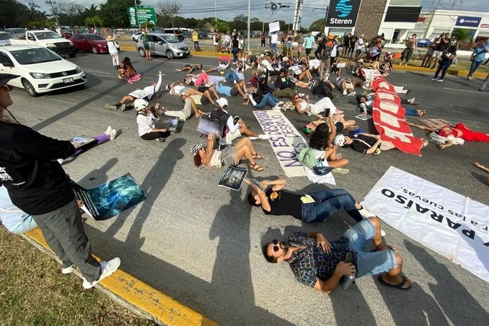 Los ambientalistas han insistido en que las obras contaminan los cenotes y ríos subterráneos.