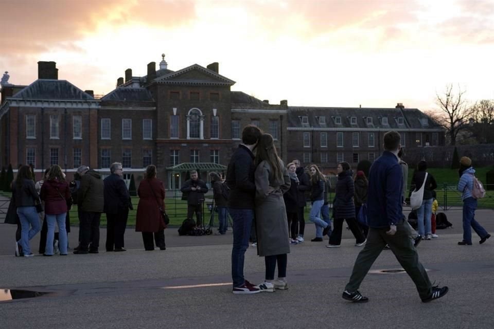 Tras el anuncio, decenas de personas comenzaron a reunirse frente al Palacio de Kensington, que se encarga de los asuntos del Príncipe Guillermo y Catalina.