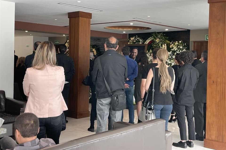 Rodeado de flores yacía el cuerpo del realizador, de 60 años, conocido por llevar a la pantalla chica telenovelas de gran éxito como 'Destilando Amor', 'Soy Tu Dueña', 'Mañana Es Para Siempre'.