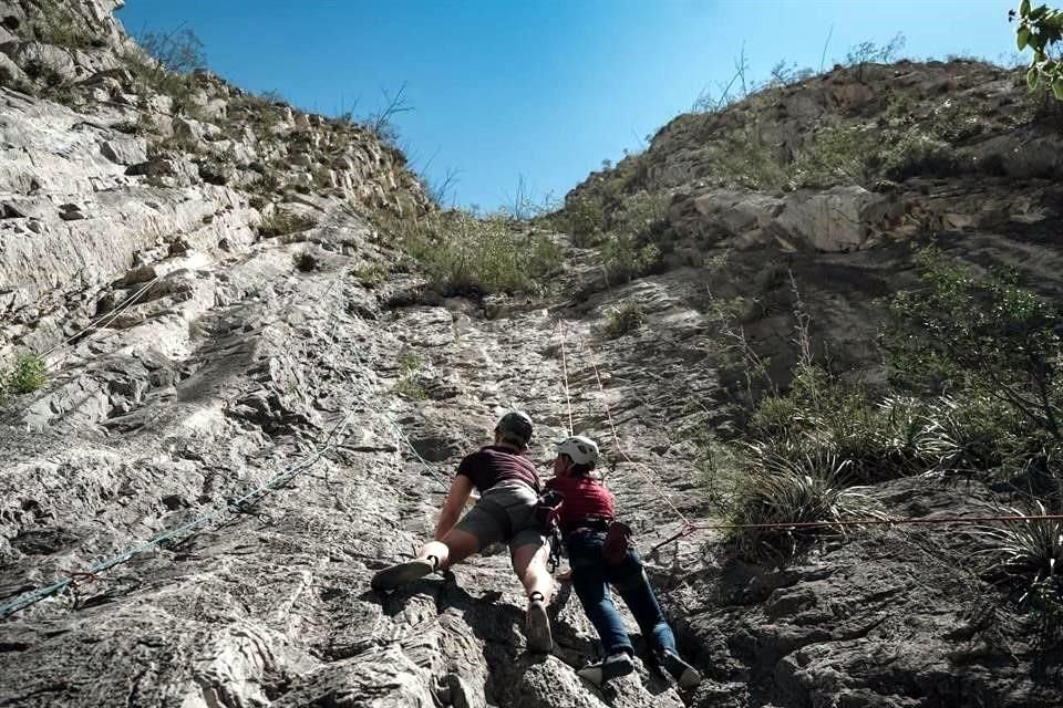 Los morenistas realizaron rapel en La Huasteca.