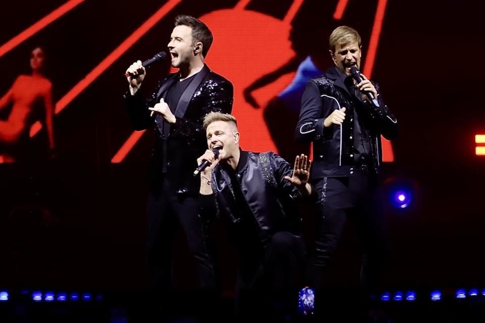 La agrupación Westlife reconquistó a sus fans mexicanos con sus hits de pop románticos y homenaje a ABBA en la Arena CDMX.