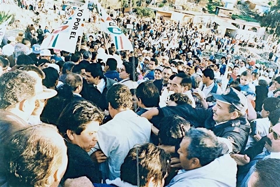 Cuando terminó su discurso, alrededor de las 17:00 horas, y sin ninguna valla de seguridad, el candidato caminó entre la gente que se arremolinaba.