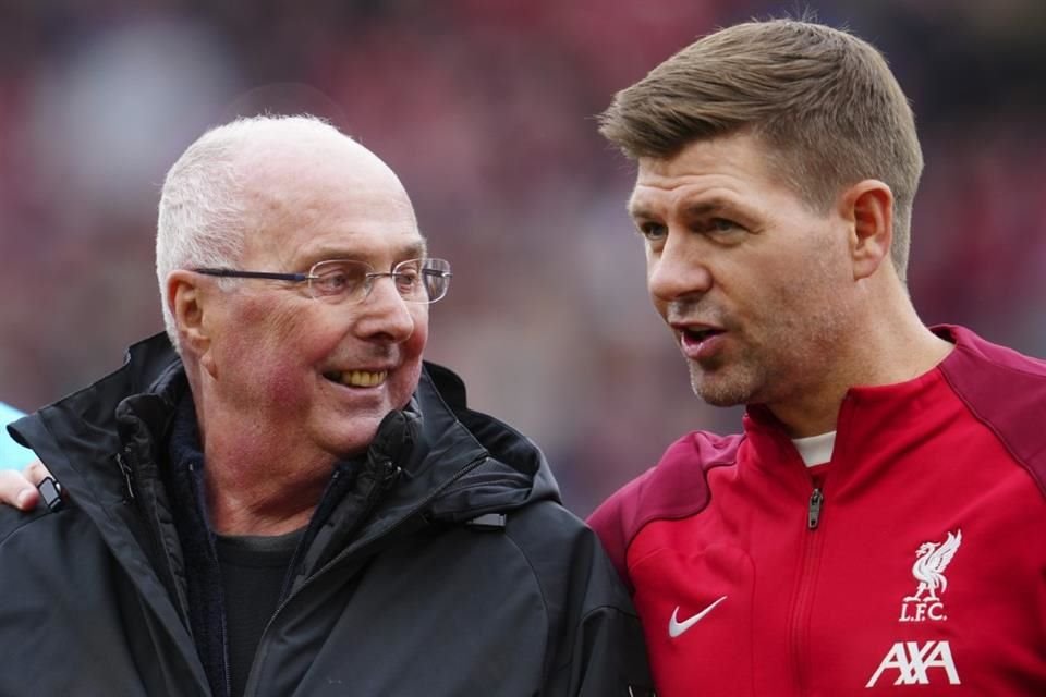 El técnico sueco al lado de Steven Gerrard.