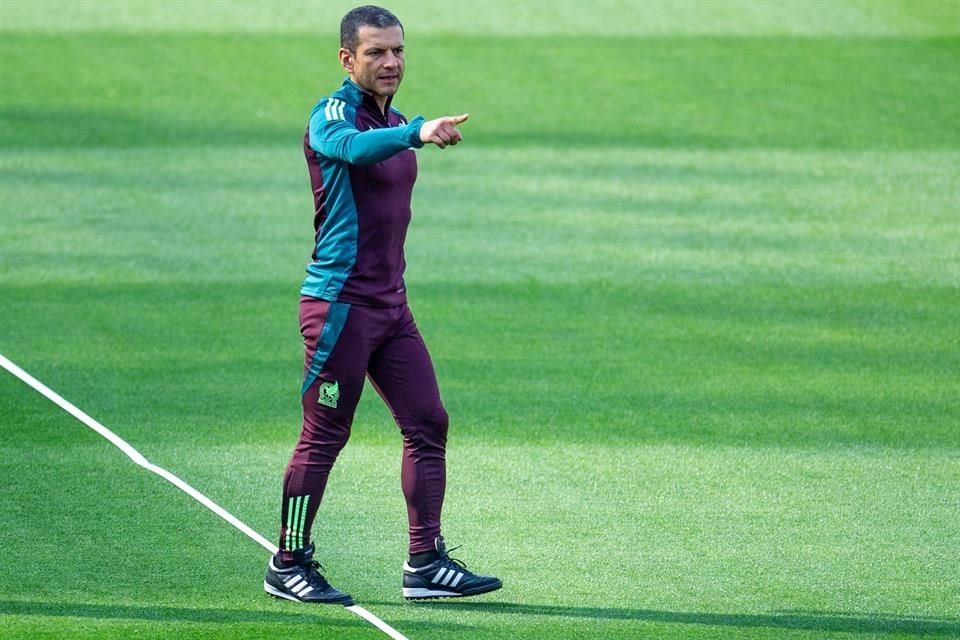 Jaime Lozano aseguró que la Selección Mexicana debe aprender a ceder el balón ante equipos fuertes como Estados Unidos, su rival del domingo.