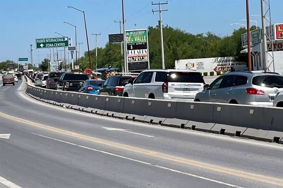 Viajeros mexicanos saturaron los cruces de Reynosa desde temprana hora.