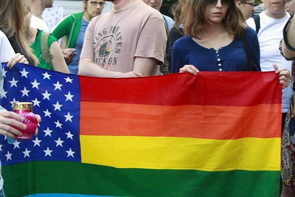 La Administración Biden aprobó en la ley presupuestaria una cláusula que prohíbe ondear banderas LGBT en embajadas de EU, buscará derogarla.