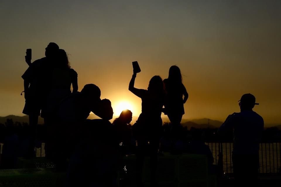 Los asistentes aprovecharon el colorido cielo para tomarse increíbles fotos.