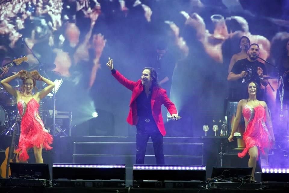 El Buki cantó y bailó junto a sus miles de fanáticos.