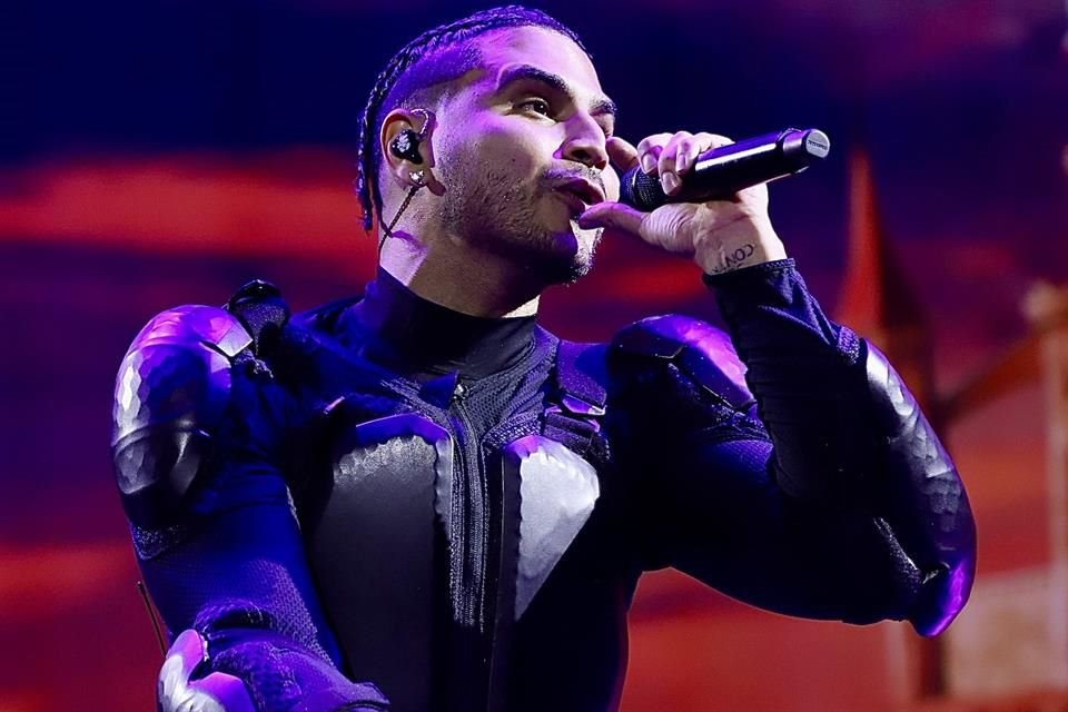 El puertorriqueño Álvaro Díaz calentó los motores y trajo energía al público con sus temas llenos de toques urbanos.