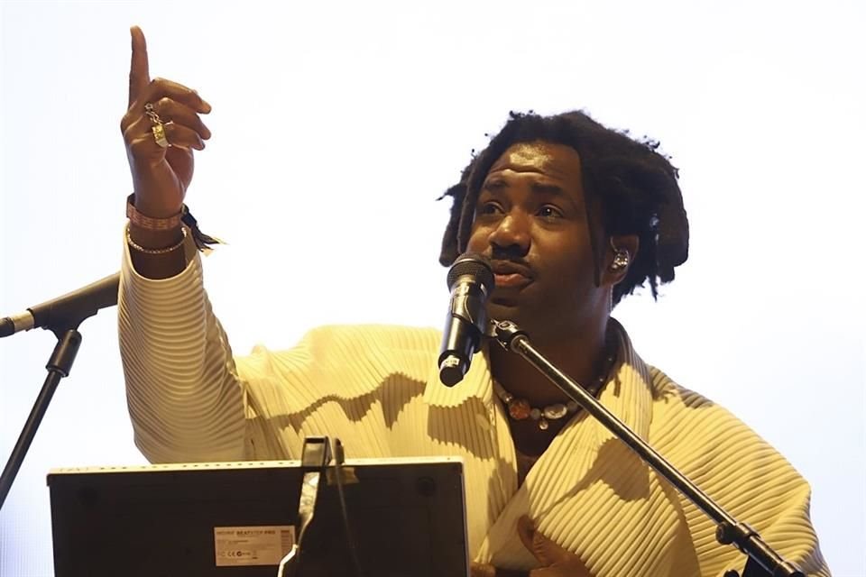 El británico Sampha dejó fluir sus sintetizadores para conquistar el escenario principal.