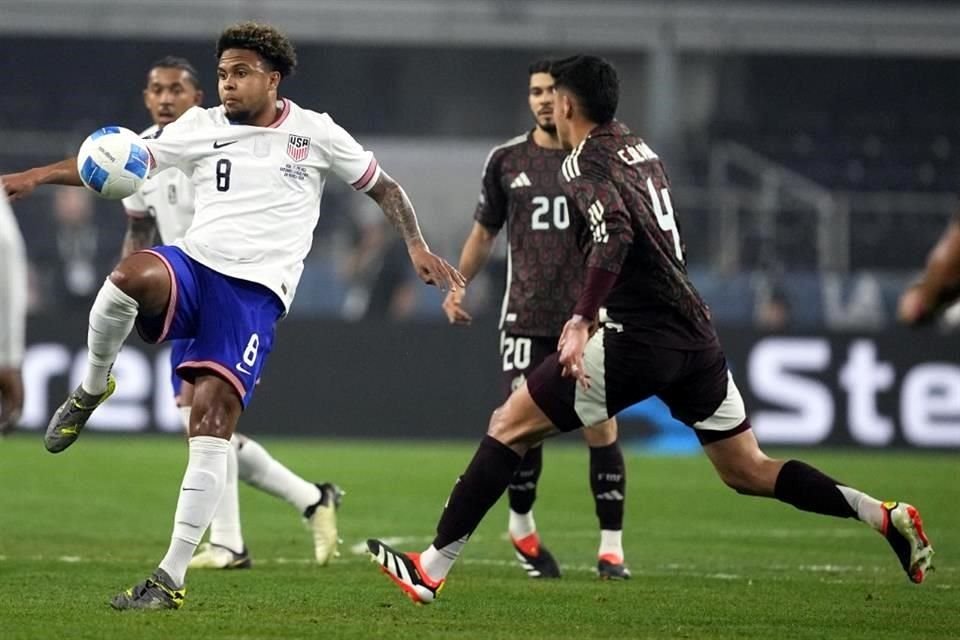 Edson Alvarez intentó quitarle el balón al cuadro norteamericano.