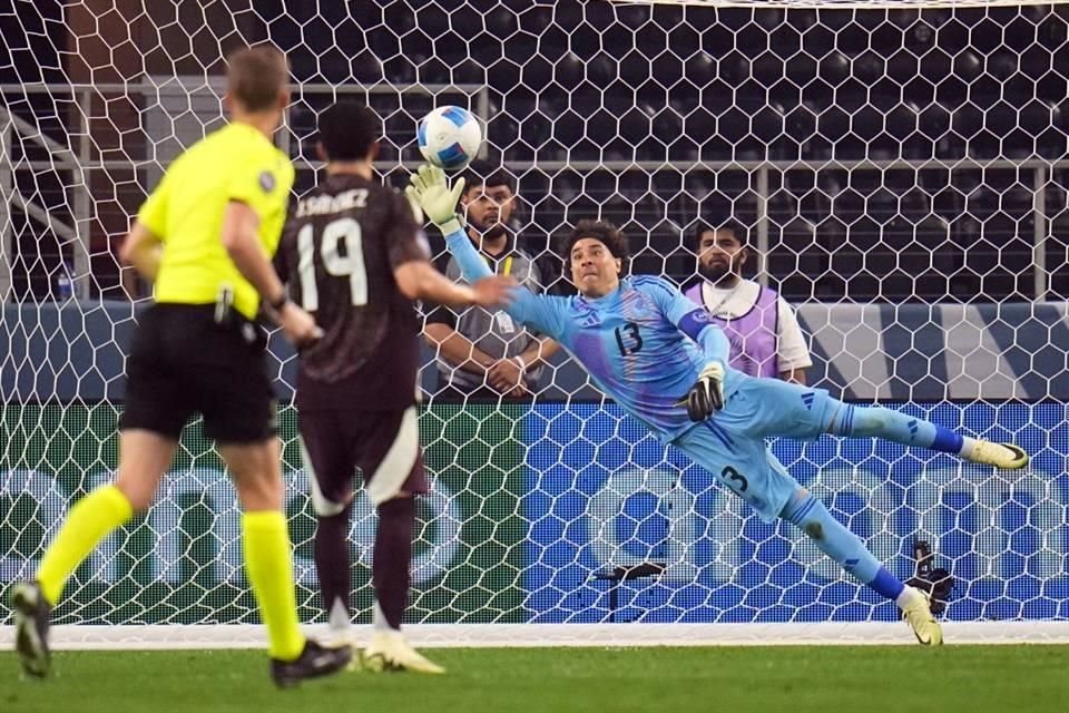 Tyler Adams le dio el primer golpe a México con este derechazo desde fuera del área.