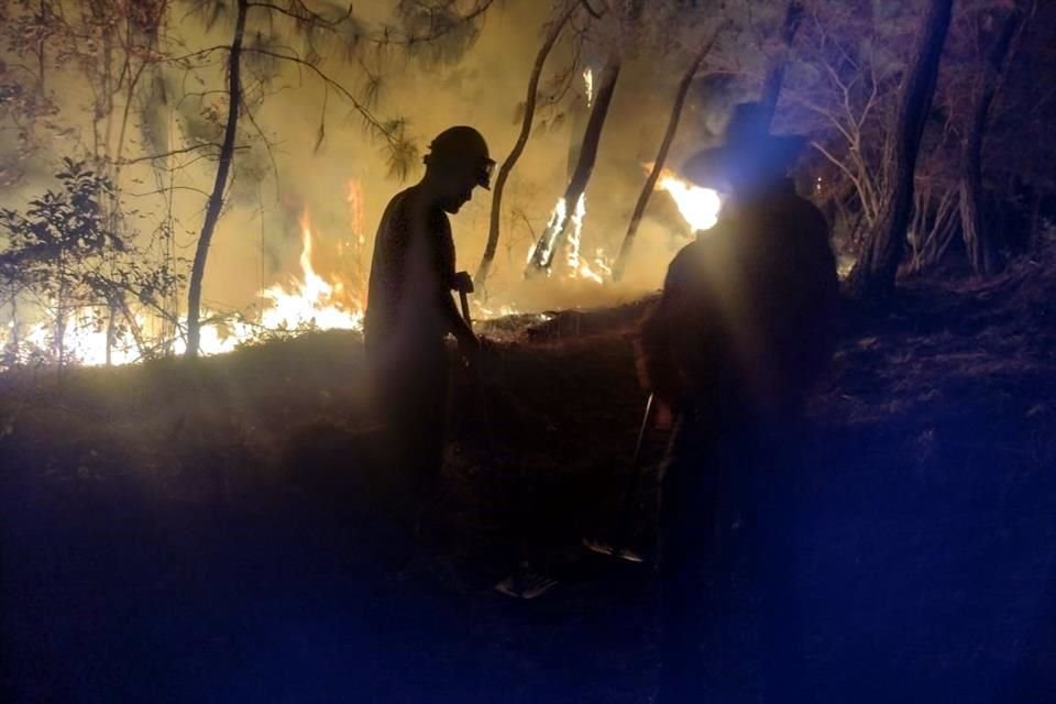 Ocho incendios forestales continúan activos en el Estado de México.