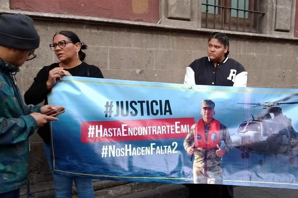 Los manifestantes afuera de Palacio Nacional.