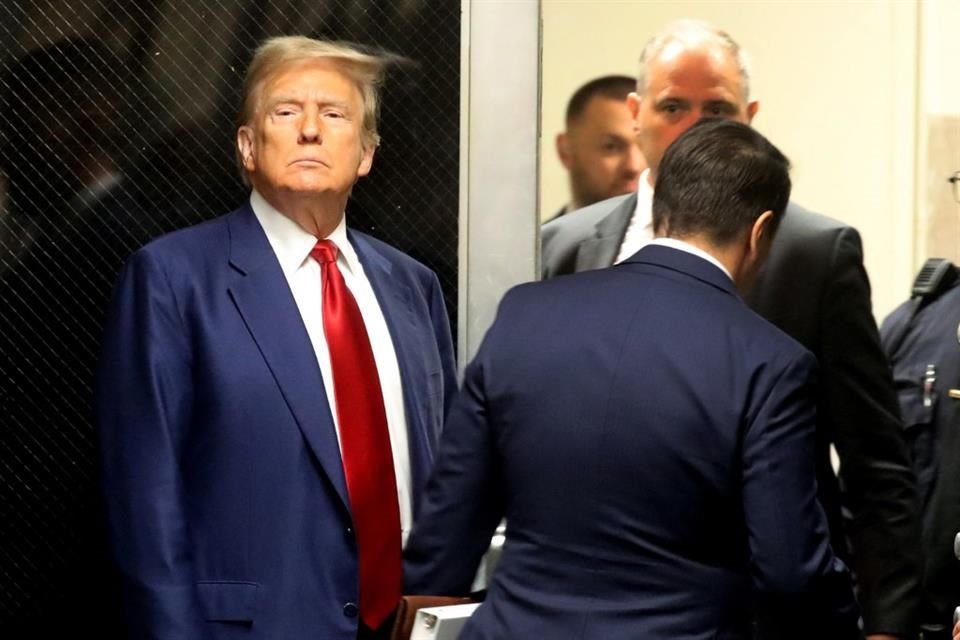Trump sale de la corte durante una audiencia por un caso en su contra.