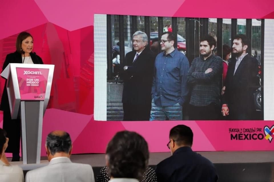 Xóchitl Gálvez presenta una foto de los hijos del Presidente Andrés Manuel López Obrador.