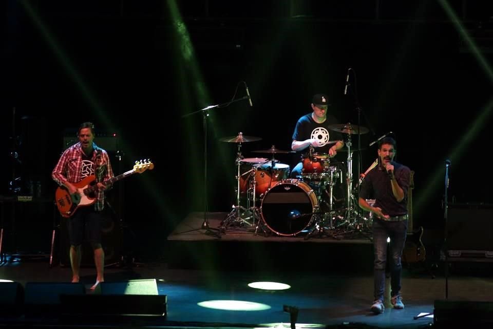 La banda DLD tuvo anoche un efusivo encuentro en el concierto que ofrecieron para presentar su gira 'Trascender'.