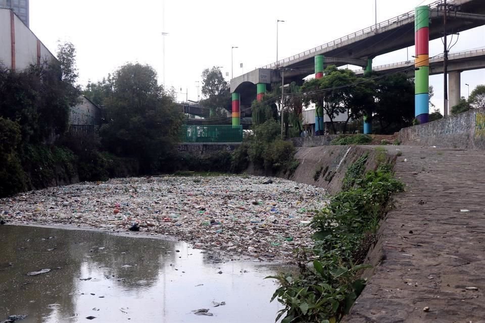 Vinieron a limpiar con trabajadores, maquinaria y ya tiene basura otra vez, de los años que tengo aquí, nunca se ha salido el agua, pero a veces huele mal de tanta basura.