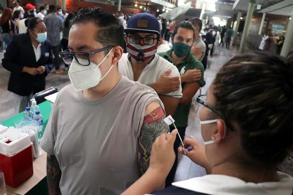 Esta semana, la Ciudad de México aplicarán la mitad de dosis a siete días de poner como meta la inmunización y con los contagios creciendo.