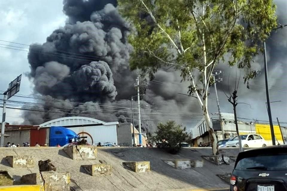 Así luce el incendio frente a la estación Recursos Hidráulicos del Mexibús.