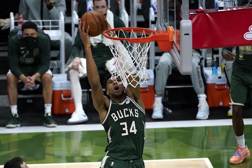 Giannis estuvo imparable para los Bucks.