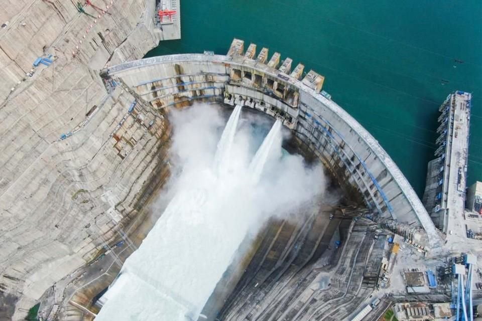 La imagen de arriba muestra la central hidroeléctrica de Baihetan.