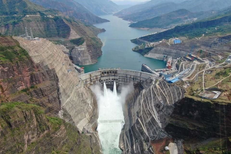 La imagen de arriba muestra la central hidroeléctrica de Baihetan.