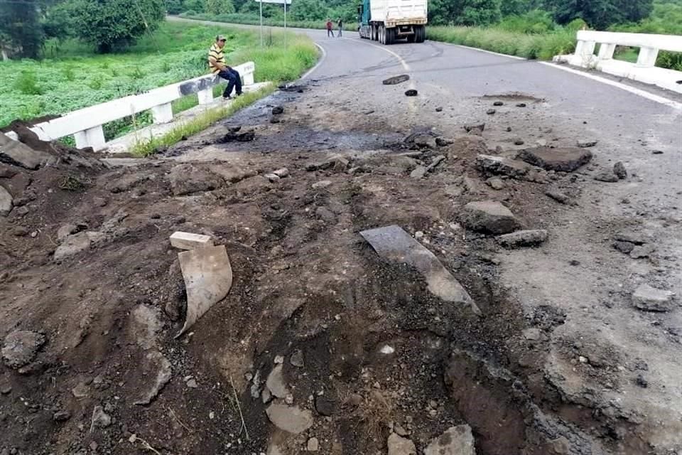 Bloqueo en la carretera Quiroga-Tepalcatepec, a la altura del poblado San Juan de los Plátanos, en el Municipio de Buenavista.