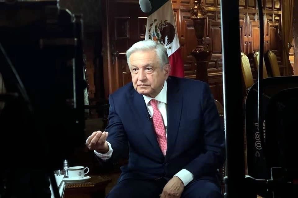 López Obrador en detrás de cámaras durante la entrevista con el programa 60 Minutos de la cadena estadounidense CBS.