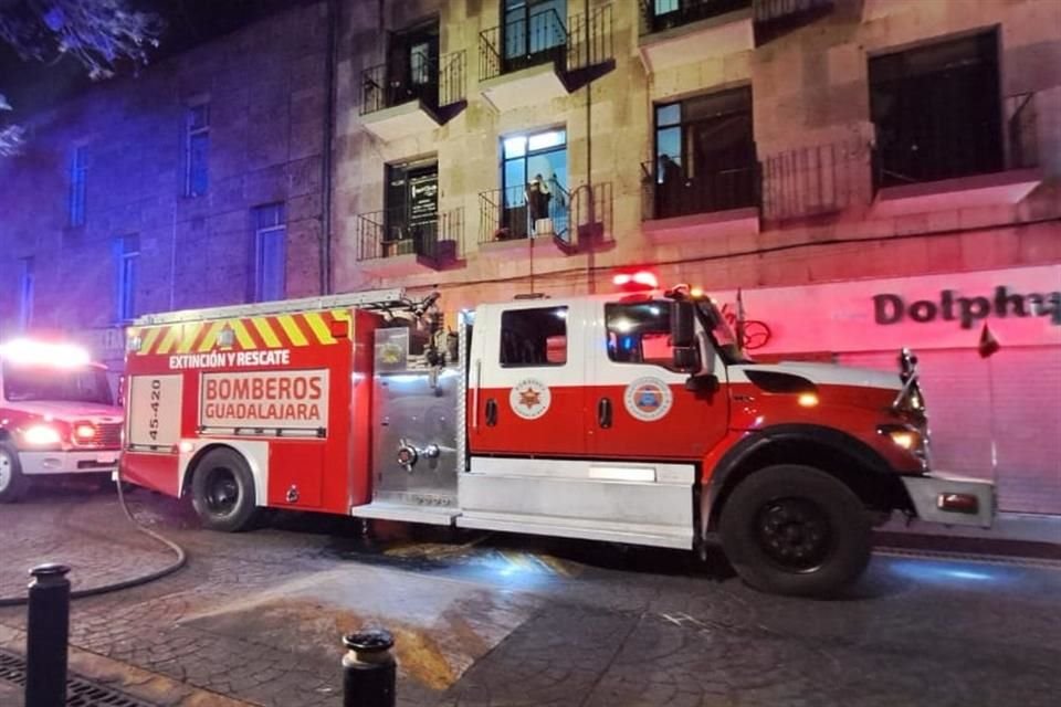 Un departamento que era usado como bodega para almacenar telas y máquinas de coser se incendió esta madrugada en el Centro de Guadalajara.