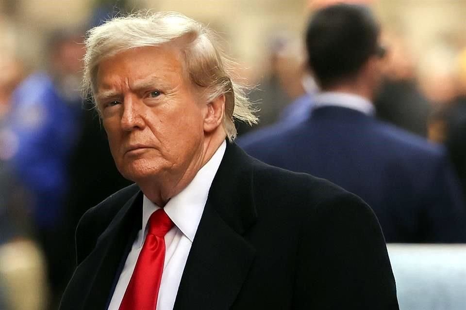 El ex Presidente Donald Trump llega a una conferencia de prensa en el número 40 de Wall Street después de una audiencia previa al juicio en el tribunal penal de Manhattan.