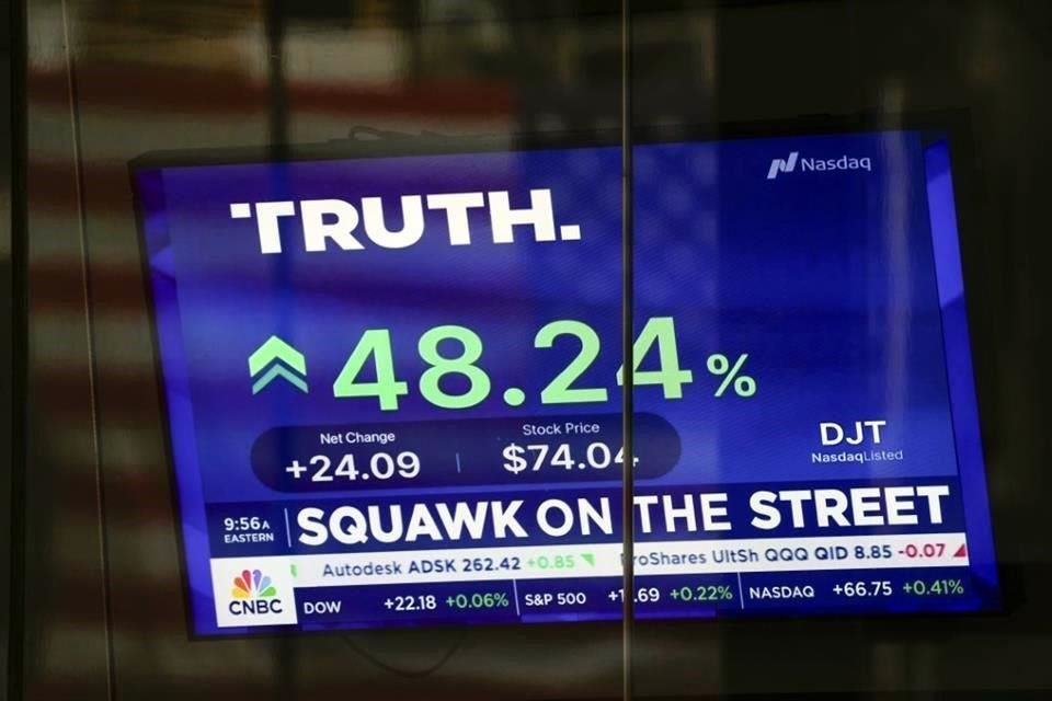 Las acciones de la red social de Trump subieron 40% en su primer día en la bolsa, sumando miles de millones a la riqueza del ex Presidente.