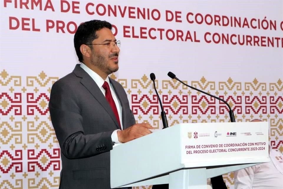 Durante la firma del convenio con el INE y el IECM, Martí Batres hizo referencia a programas sociales.