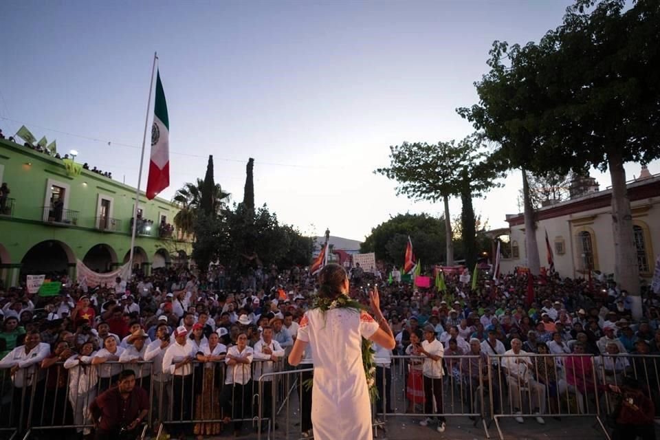 La aspirante morenista cumple su primer día de gira por Oaxaca; mañana continuará en Puerto Escondido y Huatulco.