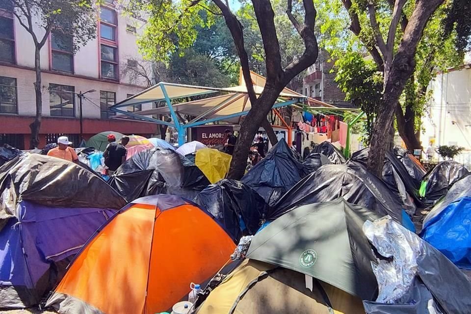 Migrantes que viven en el campamento irregular de la Plaza Giordano Bruno alertaron el incremento de agresiones.