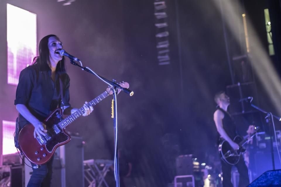 Brian Molko detuvo el concierto y repitió la consigna de no sacar celulares para que la gente disfrutara de manera natural.