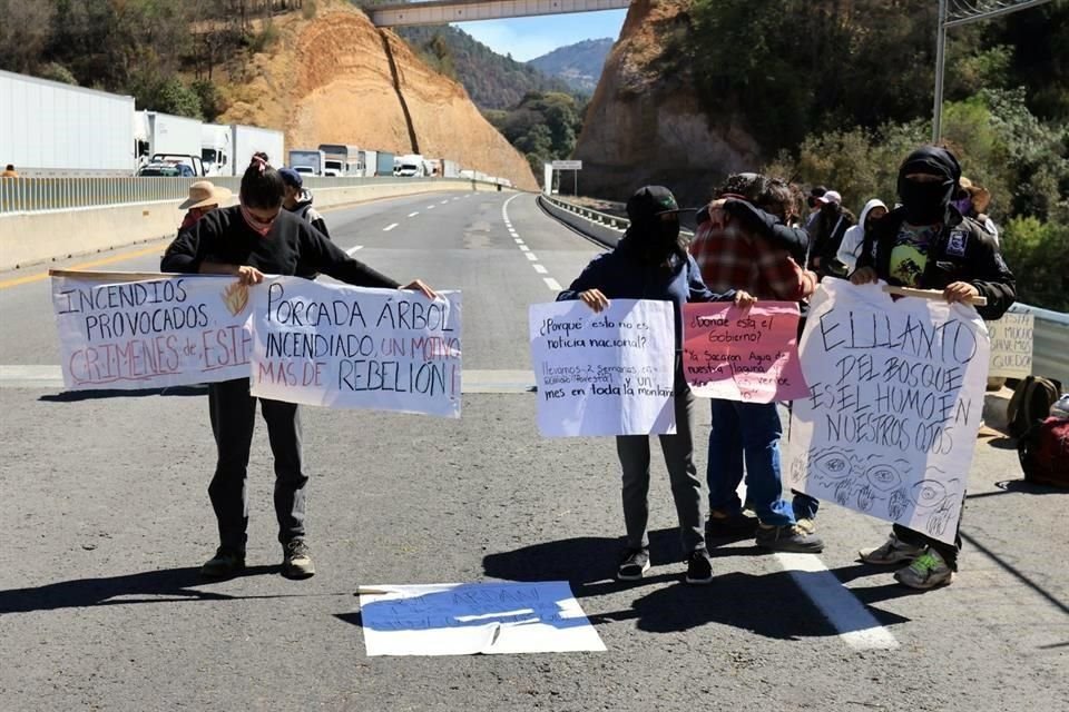 Los habitantes aseguran que hay tres incendios activos en la región.