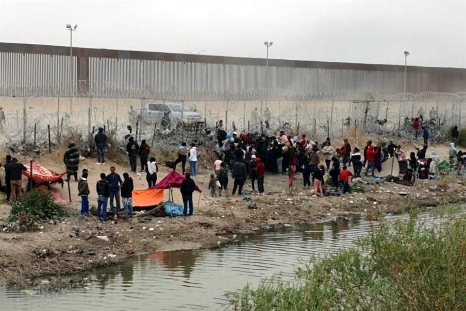 Un campamento de migrantes instalado en el margen del río Bravo, en la frontera méxico-estadounidense.