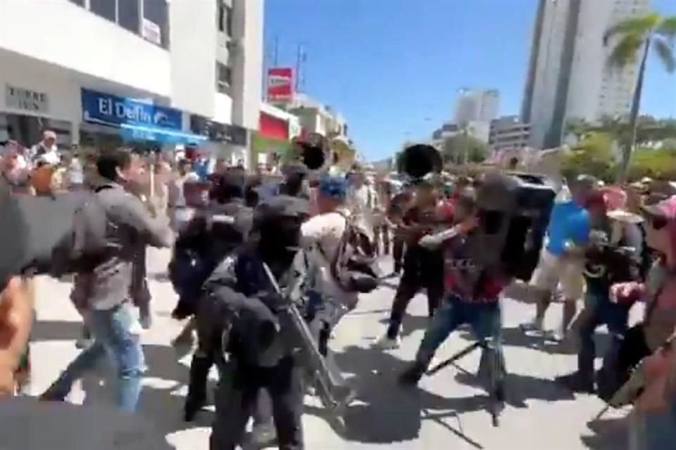 Músicos de banda se manifestaron ayer en una conocida avenida del puerto.