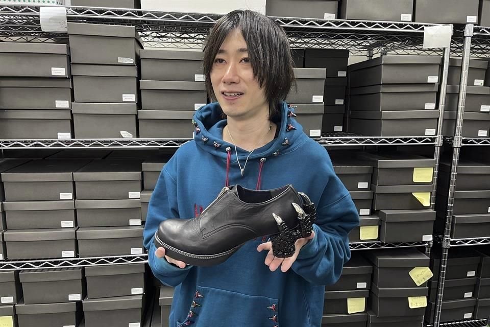 Ryosuke Matsui, el diseñador japonés de los zapatos de Godzilla.