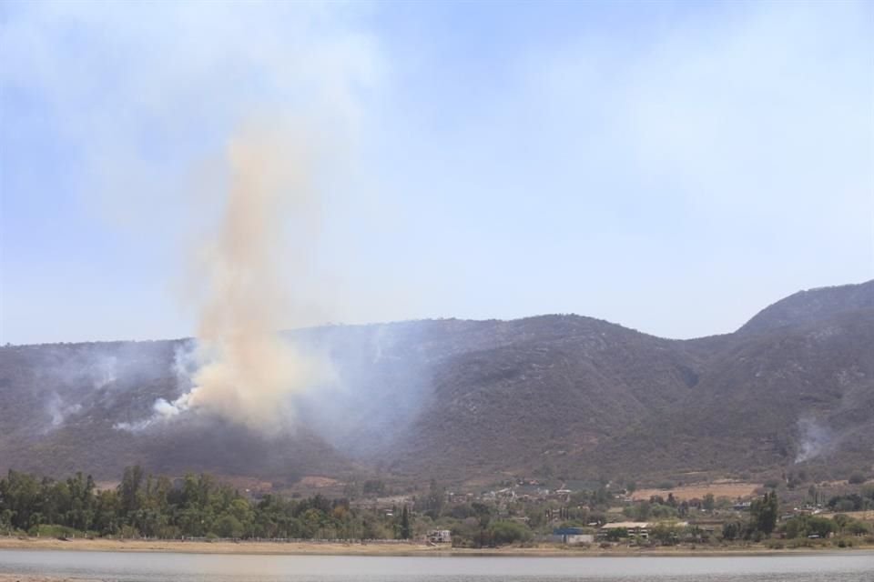 Incendio forestal en Cerro Viejo se aprecia desde Ixtlahuacán de los Membrillos.