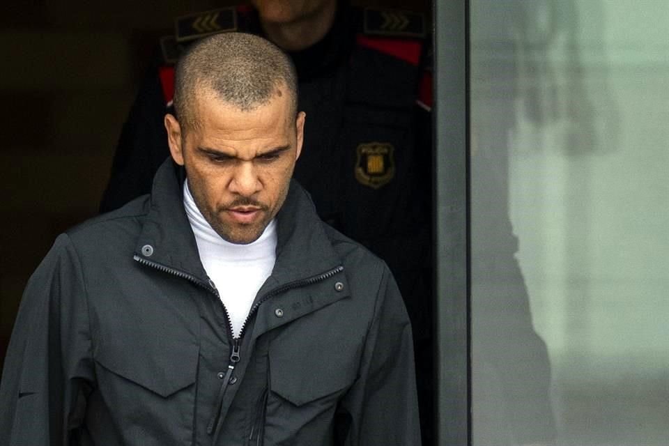 Alves salió libre tras pagar una fianza de un millón de euros.