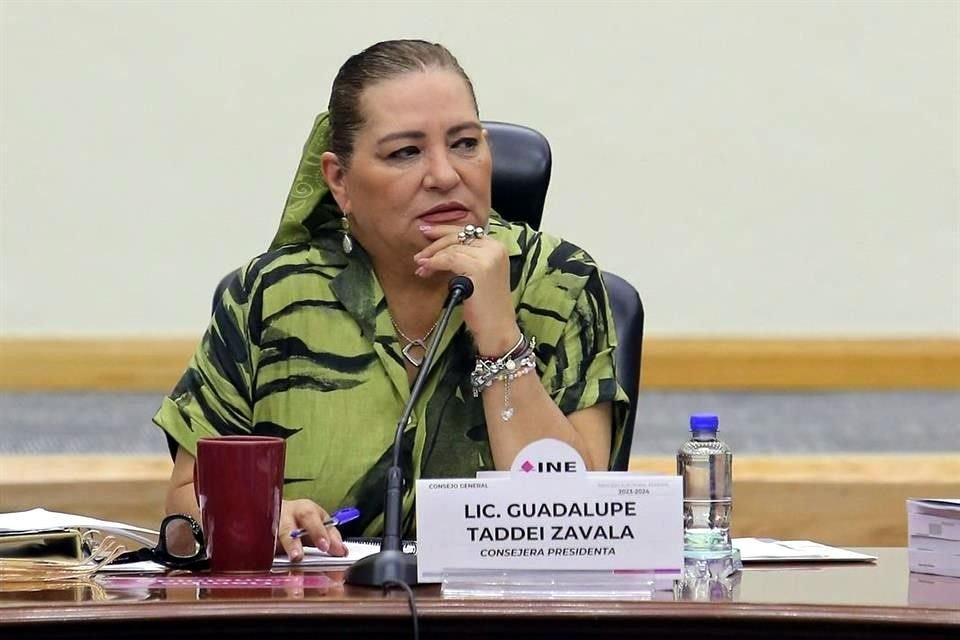 La presidenta del INE, Guadalupe Taddei, pidió a Xóchitl Gálvez evitar el uso de colores institucionales en su propuesta.