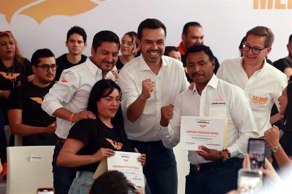 Álvarez Máynez posa con el exfutbolista Adrián Chávez, candidato a la Alcaldía de Xochimilco.