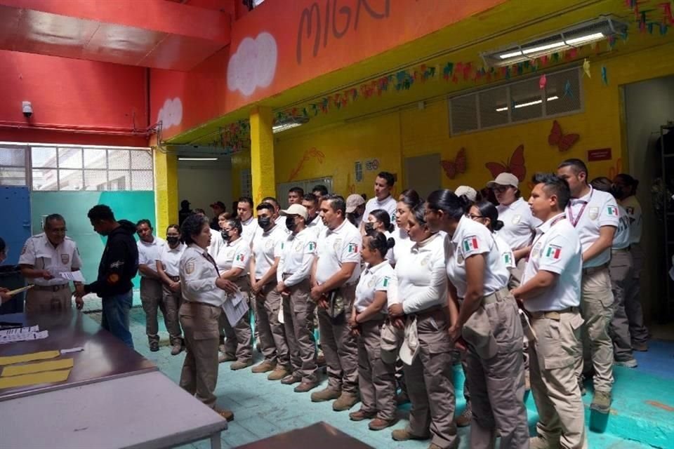 El INM presumió que capacita sobre derechos humanos y protección civil a sus elementos tras tragedia de Ciudad Juárez, Chihuahua, de hace un año.