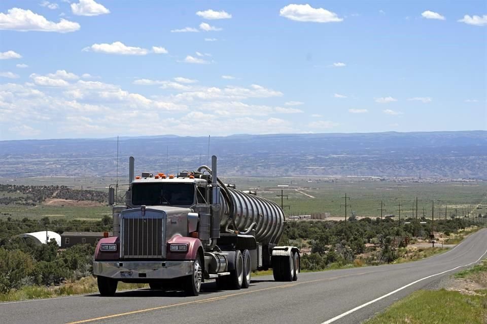 La EPA estableció nuevos estándares de emisiones de gases de efecto invernadero para camiones pesados, autobuses y otros vehículos grandes.